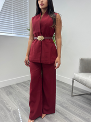 Set de vestir en rojo vino con correa