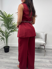 Set de vestir en rojo vino con correa